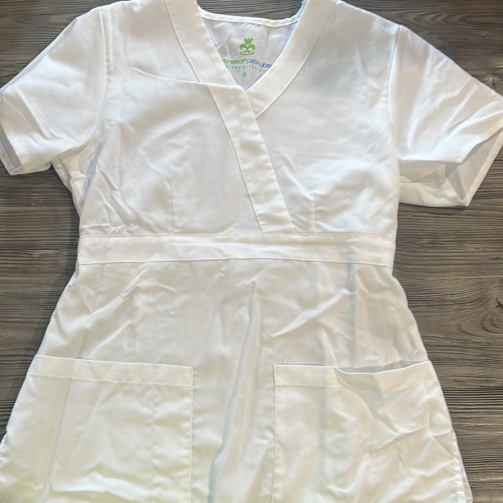 Bundle of 6 scrub tops size small - Picture 10 of 11